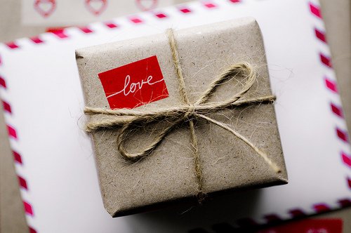 Kado yang ia berikan sih emang sederhana, tapi penuh perhatian darinya