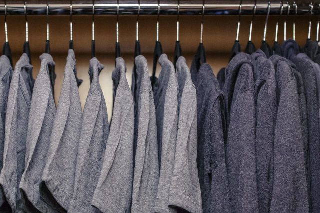 Pakai baju yang "itu-itu saja". Biar kamu gak gampang belanja