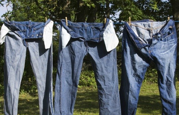 Jangan lupa dibalik ya saat menjemur jeans-nya. Hindari juga sinar matahari langsung.