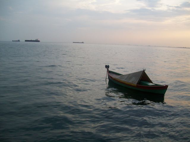 perahu meninggalkan pantai