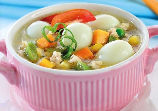 Menu makan harus seimbang, dong! Ada sayur, telur, dan daging-dagingannya