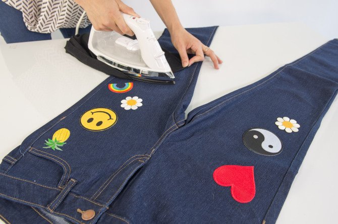 Eits, jangan lupa dibalik ya jeans-nya!