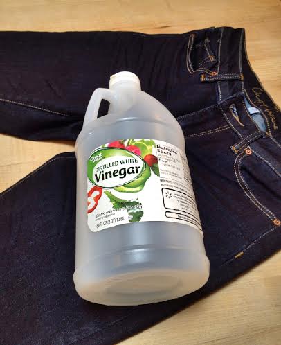 Cuka ternyata bisa bikin warna jeans-mu awet lho.