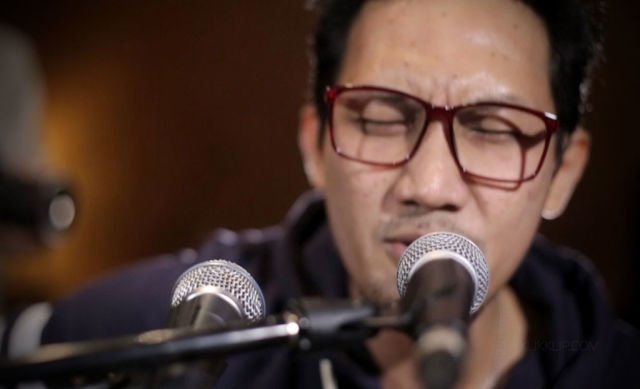 Lagi Nungguin Pacar Orang? 10 Lagu Ini Bakal Bikin Kamu