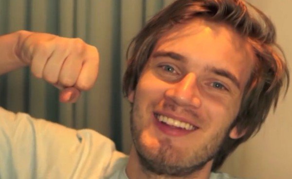 PewDiePie memberikan Brofist kepada penontonnya