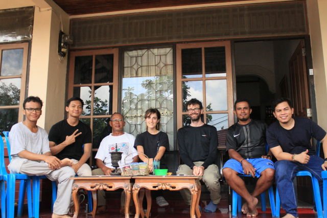 Foto Bersama dengan Travelers dan Orang Tua yang meng-Host Kami