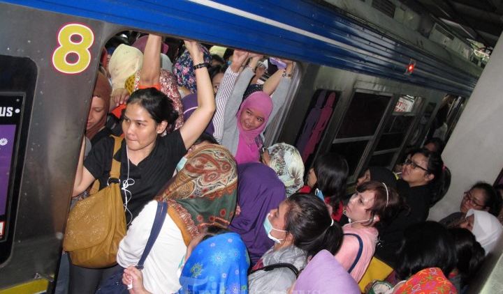 Keganasan Manusia Itu Paling Gampang Ditemukan di KRL 