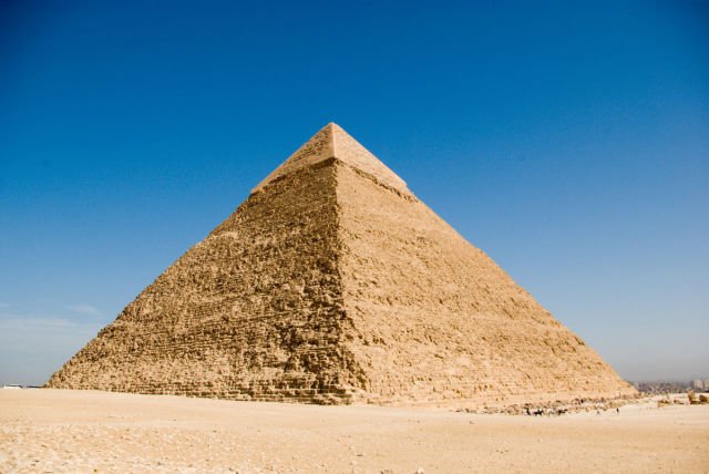 http://famouswonders.com/wp-content/gallery/pyramids-of-egypt/pyramid-of-khafre.jpg