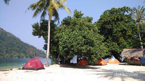 foto berkemah di pulau pasumpahan