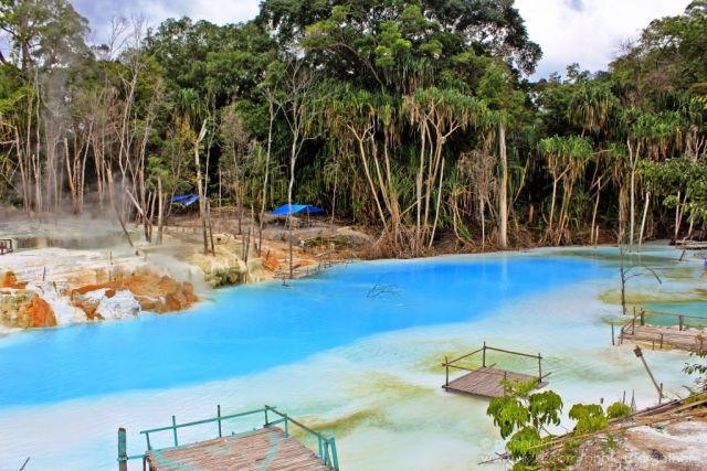 Pemandangan Kawah Biru di Tinggi Raja