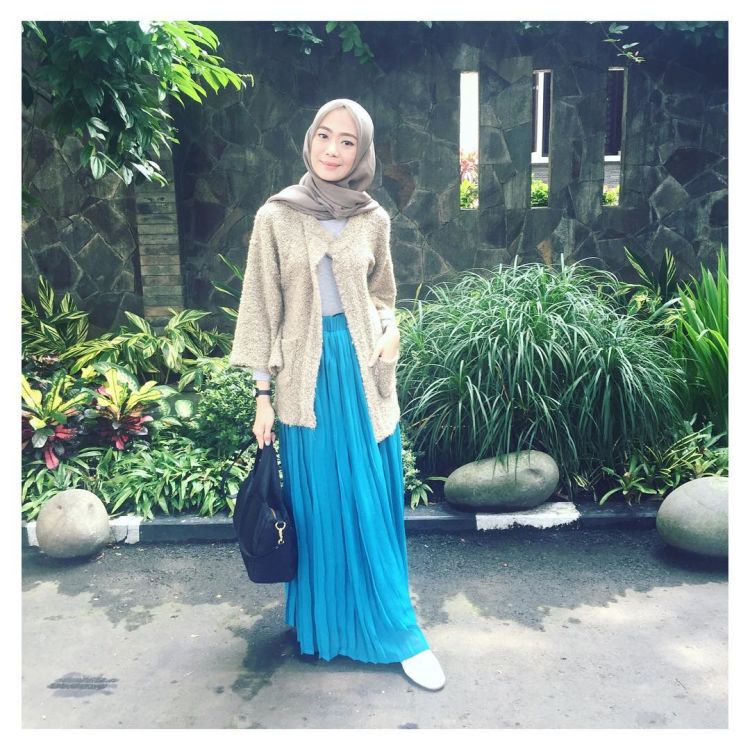biar lebih cerah, pakai rok polos warna biru @ayuaryuli