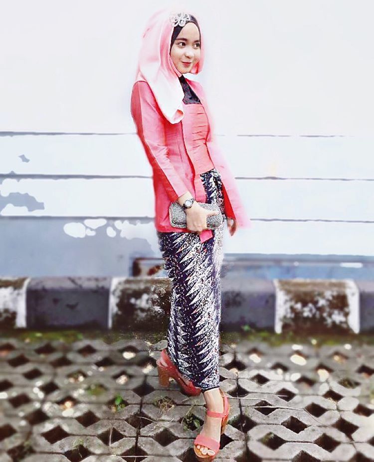 Dengan rok bermotif unik @namilasss