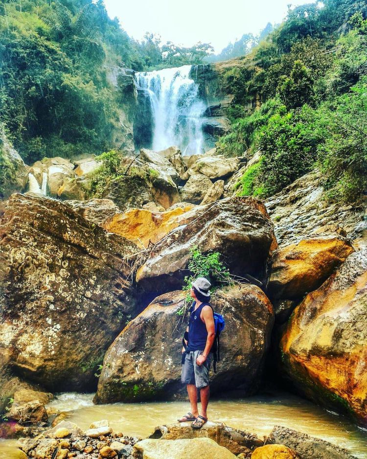 Berpose di muka Air Terjun Sunggah, by @dodikreza