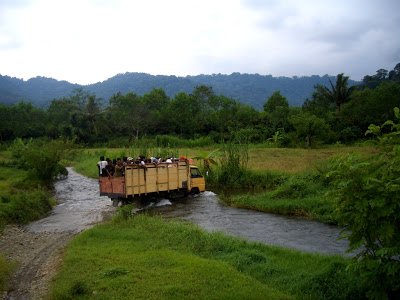 Truk melintasi sungai