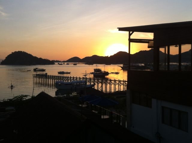 Sunset dari jalan utama Labuan Bajo