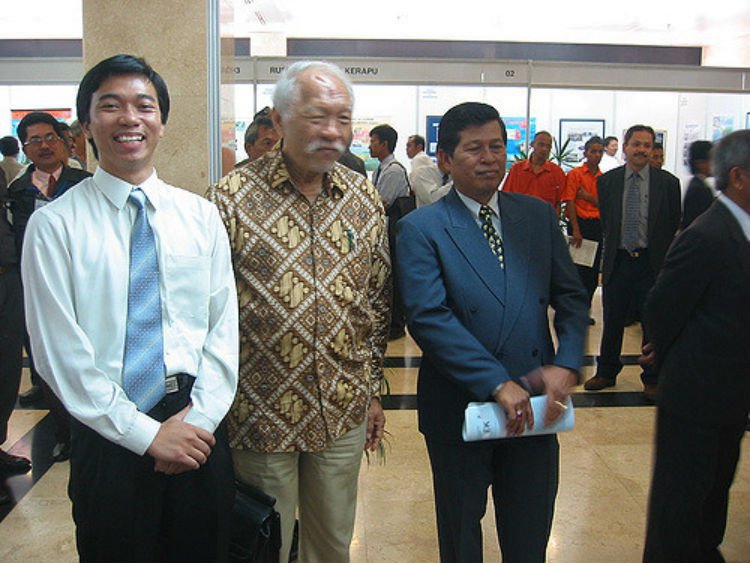 "fans" berfoto dengan Profesor Samaun