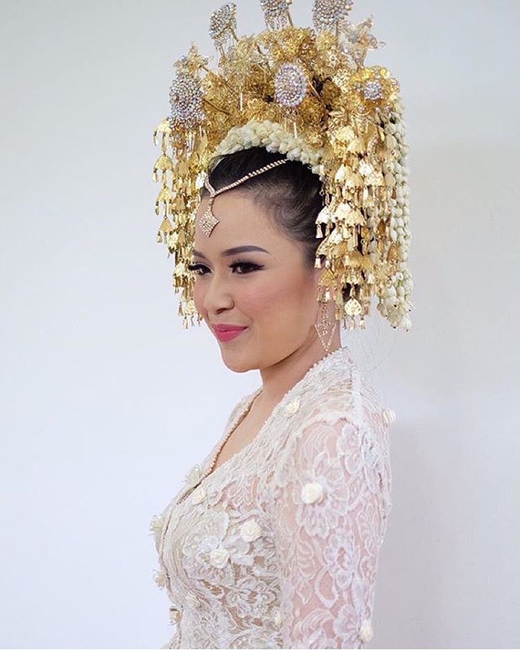 atau riasan adat macam ini nih... @kebaya_inspiration