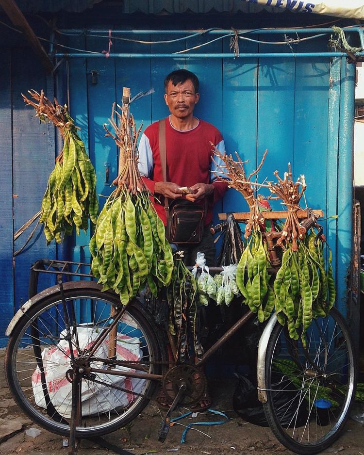 Berteman dengan bapak pedagang keliling yang biasa kamu