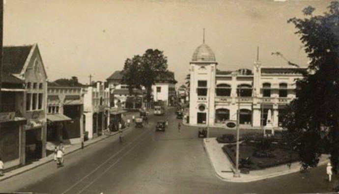 Pernah lihat ada alun-alun ini di Surabaya? Tua.