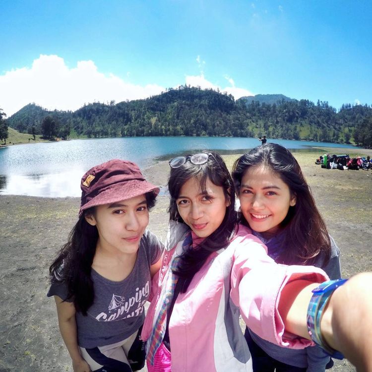 Boleh nih kalau mau follow: @prillyfitria :p