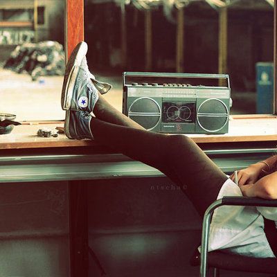 Dengerin lagu galau baper juga, tapi cuma sebentar