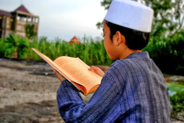 santri membaca kitab gundul