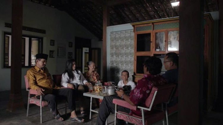 Mengupas lika-liku keluarga lewat lemari