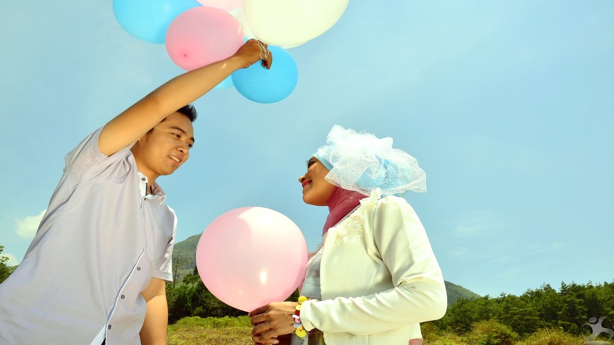 9 Inspirasi Pose Prewedding Tanpa Bersentuhan. Santunnya