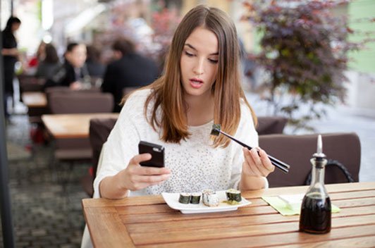 "sayang, aku lagi makan nih. lihat yaa..."
