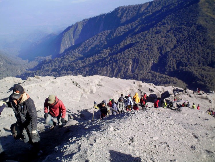 perjalanan ke puncak