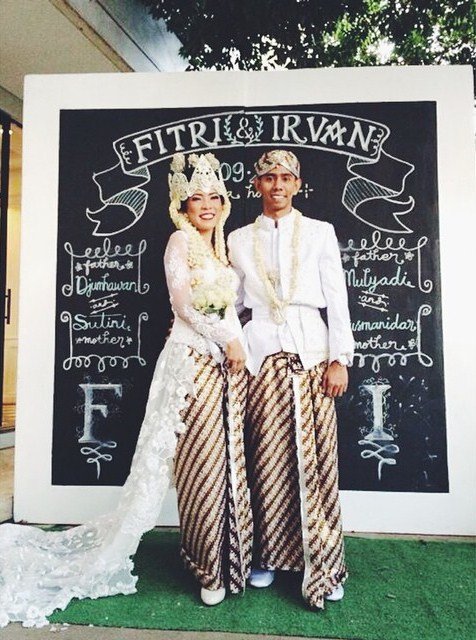 Teh Fitrop masih bisa luwes masang wajah usil, hehehe