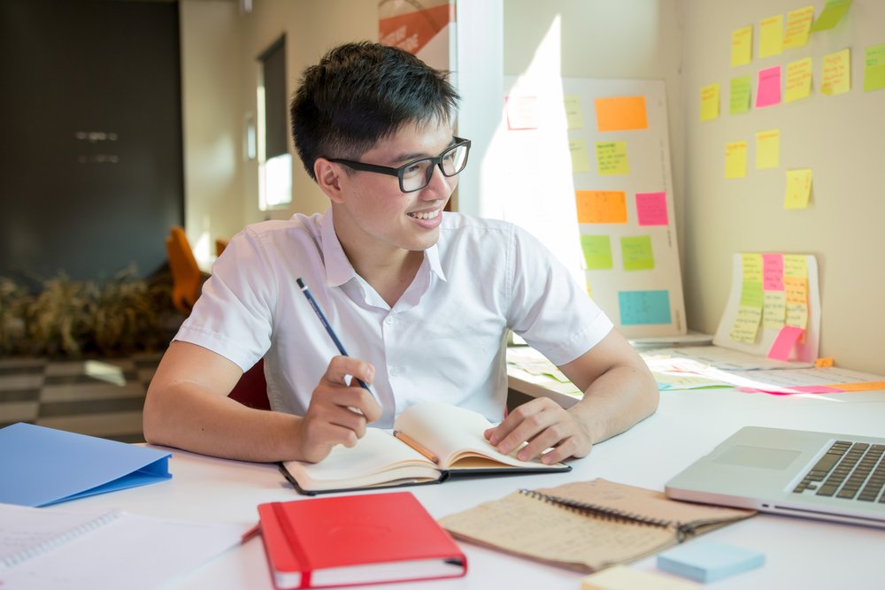 медлительный мальчик. ребенок учит математику. маленький вундеркинд 3-5 лет. учеба школьники. изучает.