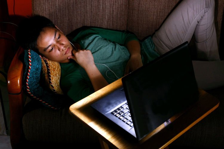 Kira-kira dia nonton film atau bokep ya kok khusyuk banget? hehe