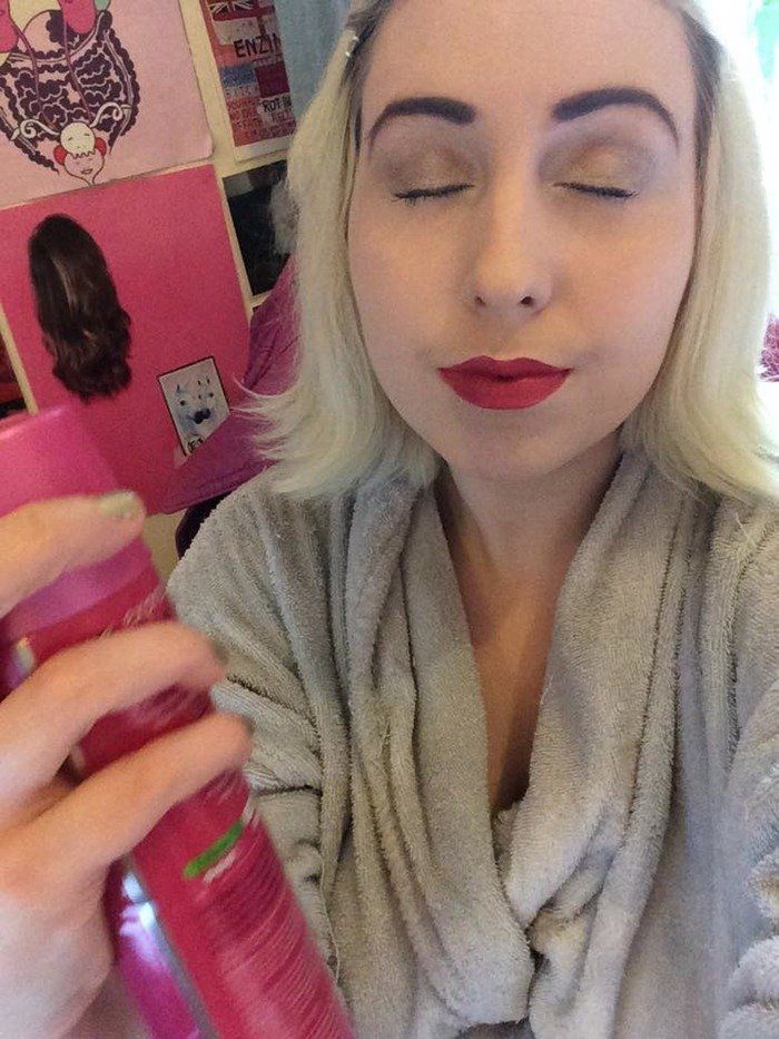 semprotin hairspray buat langkah akhir proses makeup kamu