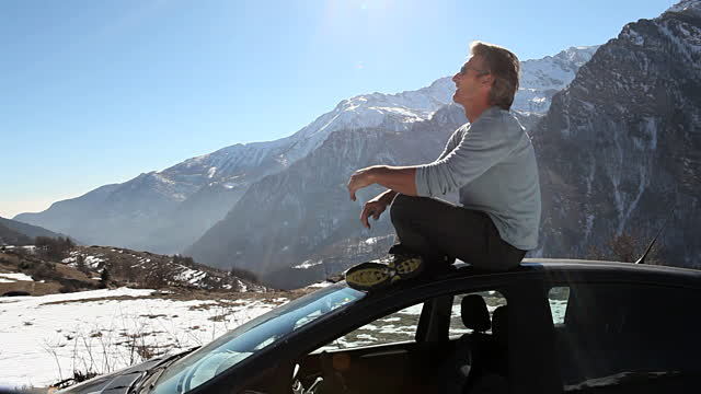 6 Hal Menyebalkan yang Terpaksa Dilakukin Cowok Demi Pacar 