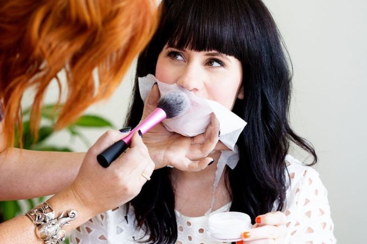 mengaplikasikan bedak ke lipstik bikin lipstik kamu tahan lama.