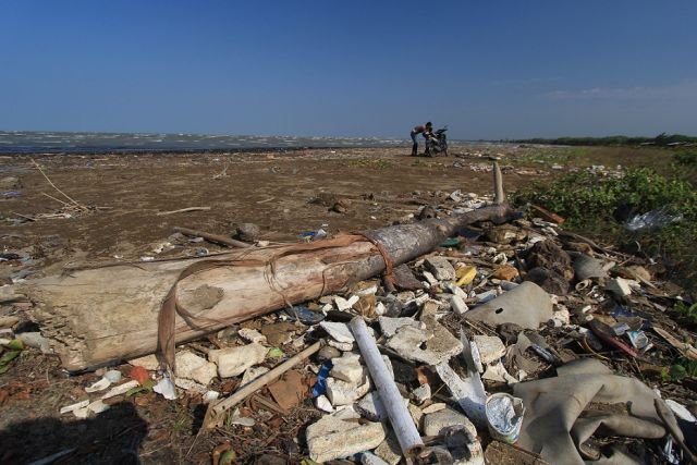Sampah-sampah di sekitar pantai Karangsong