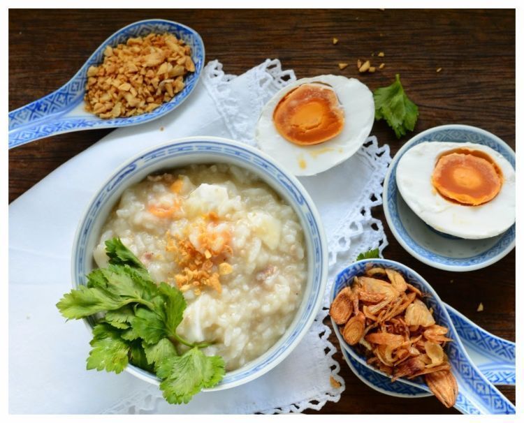 bubur plus telur ayam, cemilan sekaligus sarapan