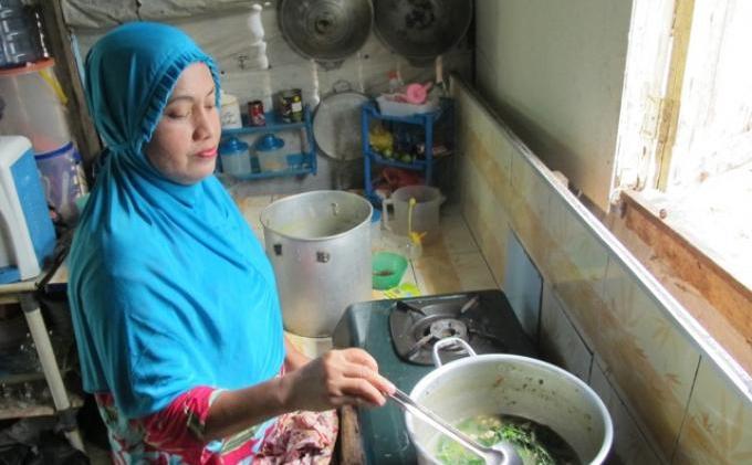 "Udah ibu masakin makanan kesukaanmu, nak."
