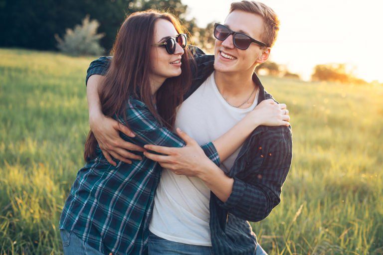 3 Kebiasaan yang Buat Cewek Biasa, Tapi Malah Cute di Mata