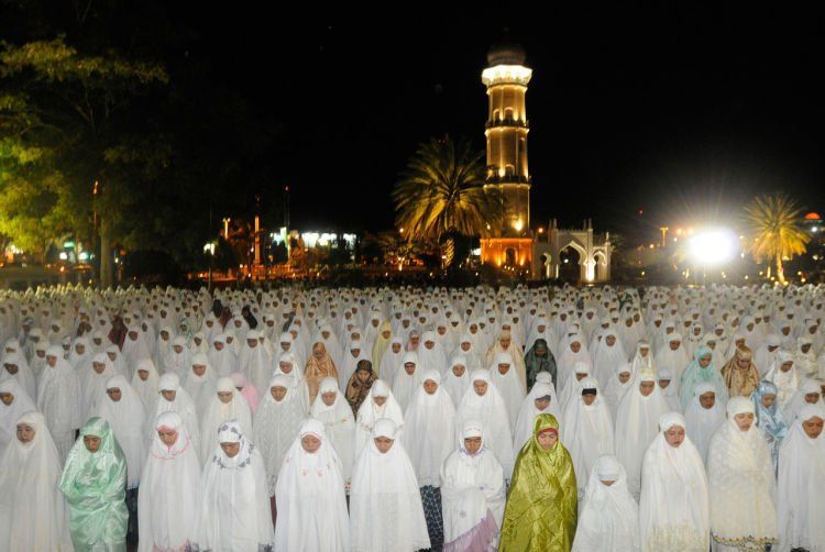 Daripada nge-mall, mending perbanyak salat Tarawih ya..