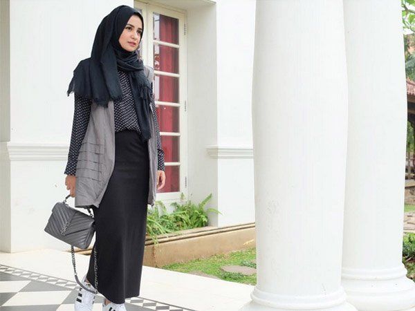 Padu Padan Gaya Kasual Hijab dan Vest yang Bisa Kamu Pakai Buat ...