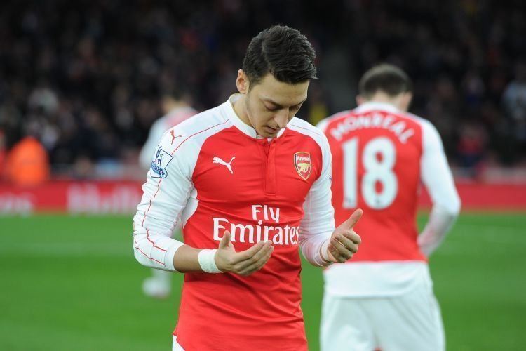 Ozil aja berdoa dulu sebelum 'bertarung'