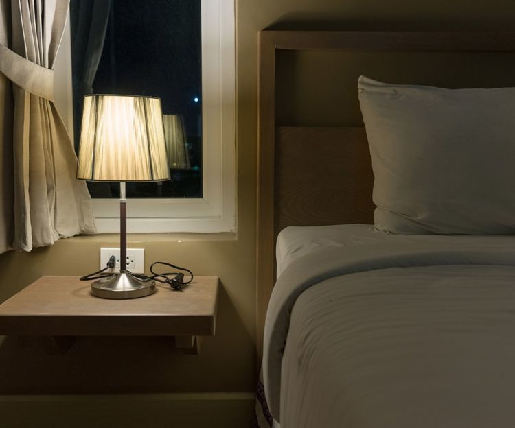 gunakan lampu tidur