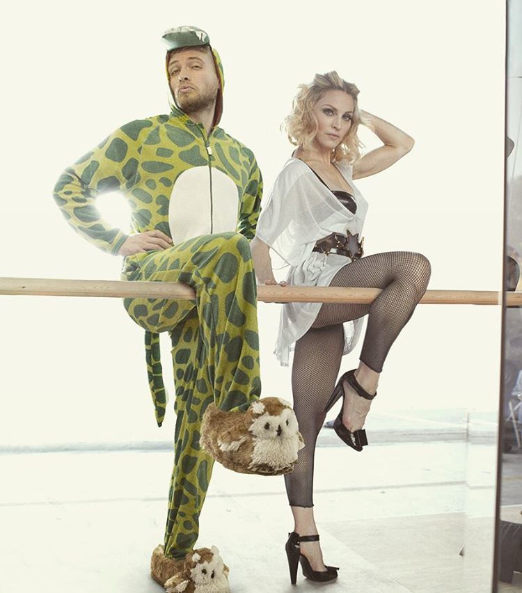 nggak kalah seksi sama Madonna kan?