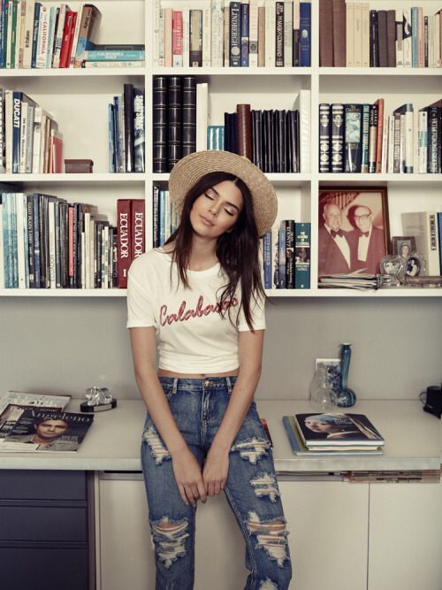 cukup tambahkan kaos biar klasik kayak Kendall Jenner