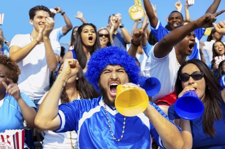 Sesekali ikut nobar dengannya