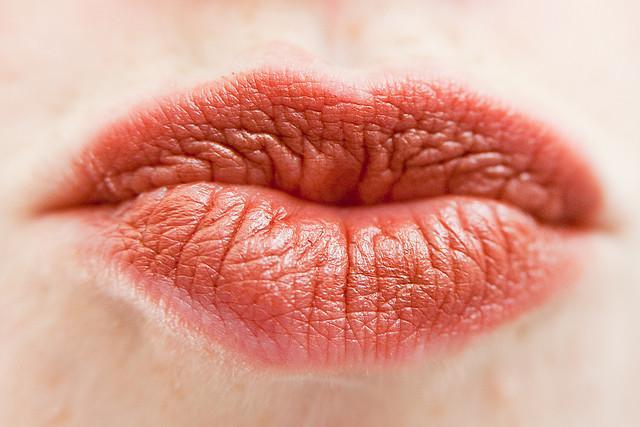 memonyongkan bibir