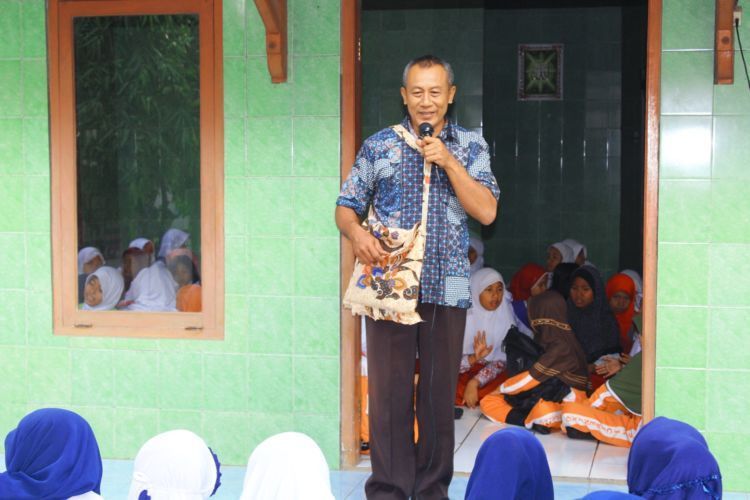saya pakai tas karung goni, lho..