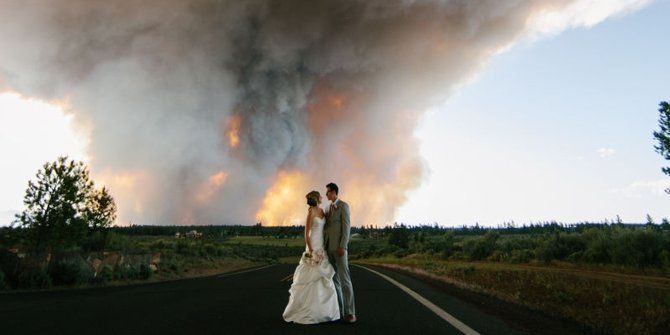 Nih foto prewedding paling dramatis tahun 2014 di Oregon. Ada pemadam kebakaran juga di sana